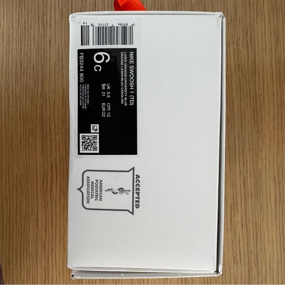 Like new w/box. NIKE SWOOSH 1 - Baby Walker size 6 - Picture 5 of 5